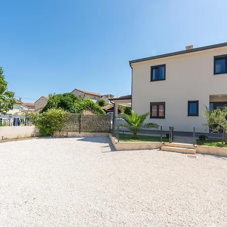 Anika Villa *