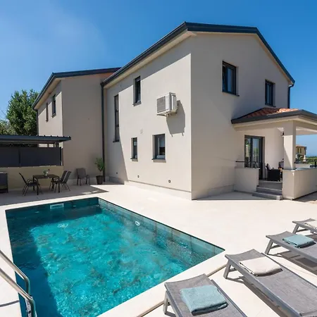 Anika Villa *